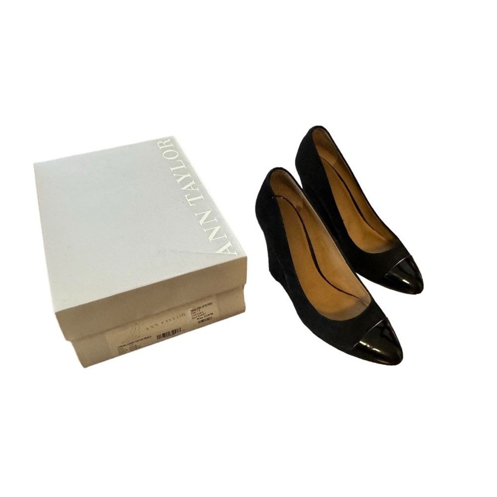 *Women’s Ann Taylor Size 7.5 Black “Tamara” Suede Cap Toe Wedges w Rubber Soles.